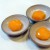 半熟を超える!?黄身がとろける不思議な冷凍卵の簡単な作り方と食べ方。残った白身の活用レシピも。