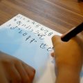 デザイナーの父親が子供の手書き文字でフォントを作った理由と顛末